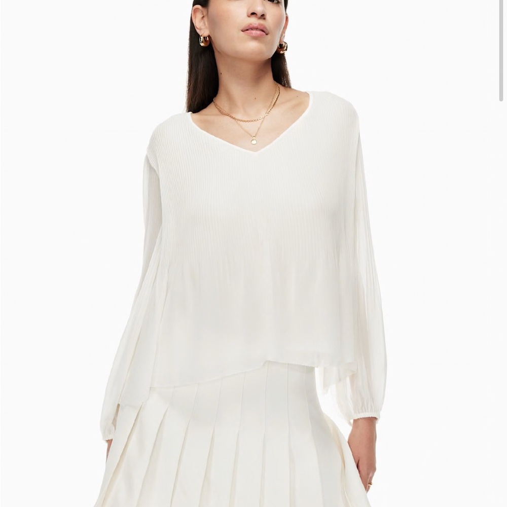 Wilfred
Daydreamer V-neck Blouse - Picture 8 of 14